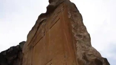 Kaya mezar görünümü Phrygia vadinin ortasında Türkiye.