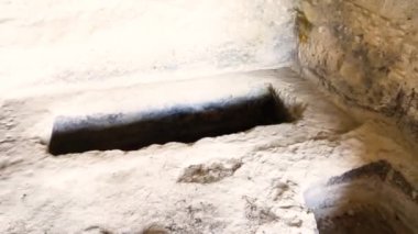 Kaya mezar görünümü Phrygia vadinin ortasında Türkiye.