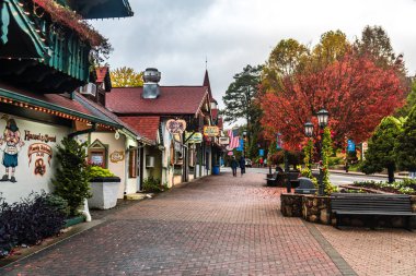Helen, Gürcistan - 02 Kasım 2018: Tarihsel ikonik Helen köyü doğal görünümünü. Küçük turistik kopyasını alp köyde Bavyera: Georgia, Amerika Birleşik Devletleri.