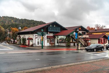 Helen, Gürcistan - 02 Kasım 2018: Tarihsel ikonik Helen köyü doğal görünümünü. Küçük turistik kopyasını alp köyde Bavyera: Georgia, Amerika Birleşik Devletleri.