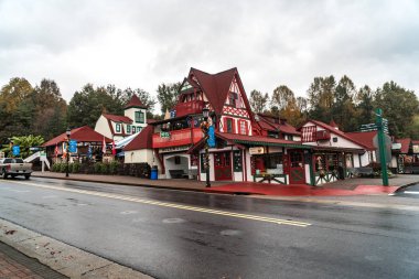 Helen, Gürcistan - 02 Kasım 2018: Tarihsel ikonik Helen köyü doğal görünümünü. Küçük turistik kopyasını alp köyde Bavyera: Georgia, Amerika Birleşik Devletleri.