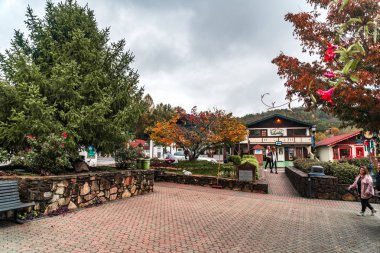 Helen, Gürcistan - 02 Kasım 2018: Tarihsel ikonik Helen köyü doğal görünümünü. Küçük turistik kopyasını alp köyde Bavyera: Georgia, Amerika Birleşik Devletleri.