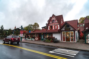 Helen, Gürcistan - 02 Kasım 2018: Tarihsel ikonik Helen köyü doğal görünümünü. Küçük turistik kopyasını alp köyde Bavyera: Georgia, Amerika Birleşik Devletleri.