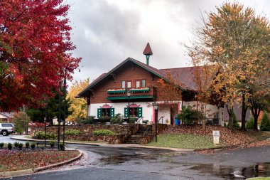 Helen, Gürcistan - 02 Kasım 2018: Tarihsel ikonik Helen köyü doğal görünümünü. Küçük turistik kopyasını alp köyde Bavyera: Georgia, Amerika Birleşik Devletleri.