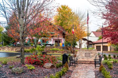 Helen, Gürcistan - 02 Kasım 2018: Tarihsel ikonik Helen köyü doğal görünümünü. Küçük turistik kopyasını alp köyde Bavyera: Georgia, Amerika Birleşik Devletleri.