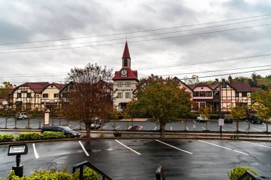 Helen, Gürcistan - 02 Kasım 2018: Tarihsel ikonik Helen köyü doğal görünümünü. Küçük turistik kopyasını alp köyde Bavyera: Georgia, Amerika Birleşik Devletleri.