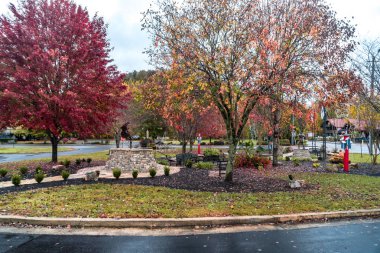 Helen, Gürcistan - 02 Kasım 2018: Tarihsel ikonik Helen köyü doğal görünümünü. Küçük turistik kopyasını alp köyde Bavyera: Georgia, Amerika Birleşik Devletleri.