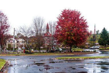Helen, Gürcistan - 02 Kasım 2018: Tarihsel ikonik Helen köyü doğal görünümünü. Küçük turistik kopyasını alp köyde Bavyera: Georgia, Amerika Birleşik Devletleri.