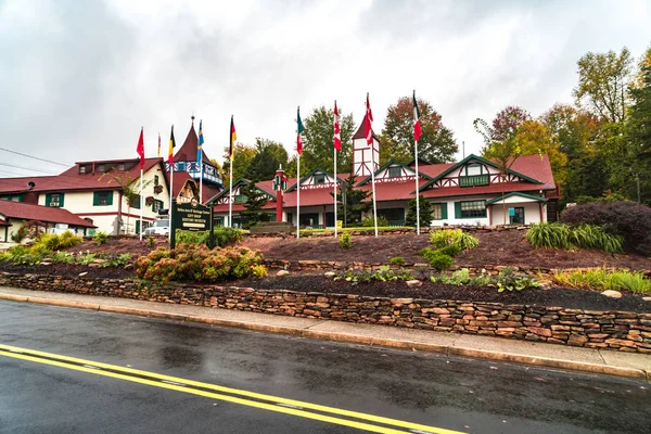 Helen, Gürcistan - 02 Kasım 2018: Tarihsel ikonik Helen köyü doğal görünümünü. Küçük turistik kopyasını alp köyde Bavyera: Georgia, Amerika Birleşik Devletleri.