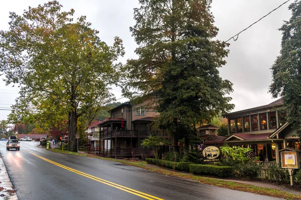 Helen, Gürcistan - 02 Kasım 2018: Tarihsel ikonik Helen köyü doğal görünümünü. Küçük turistik kopyasını alp köyde Bavyera: Georgia, Amerika Birleşik Devletleri.