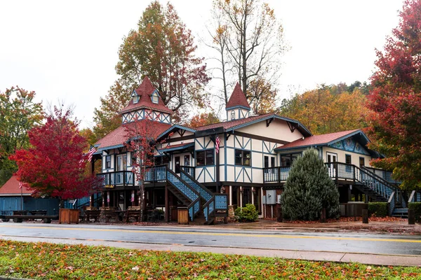 Helen, Gürcistan - 02 Kasım 2018: Tarihsel ikonik Helen köyü doğal görünümünü. Küçük turistik kopyasını alp köyde Bavyera: Georgia, Amerika Birleşik Devletleri.