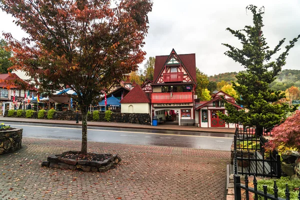 Helen, Gürcistan - 02 Kasım 2018: Tarihsel ikonik Helen köyü doğal görünümünü. Küçük turistik kopyasını alp köyde Bavyera: Georgia, Amerika Birleşik Devletleri.