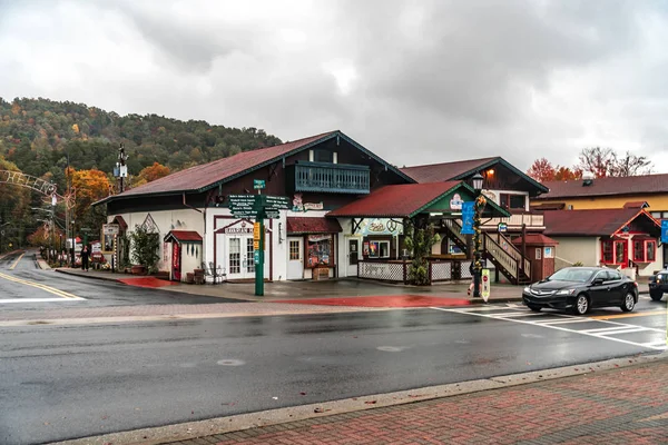 Helen, Gürcistan - 02 Kasım 2018: Tarihsel ikonik Helen köyü doğal görünümünü. Küçük turistik kopyasını alp köyde Bavyera: Georgia, Amerika Birleşik Devletleri.