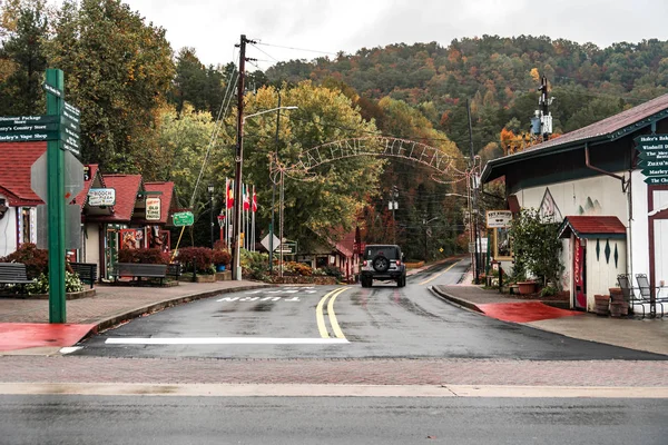 Helen, Gürcistan - 02 Kasım 2018: Tarihsel ikonik Helen köyü doğal görünümünü. Küçük turistik kopyasını alp köyde Bavyera: Georgia, Amerika Birleşik Devletleri.