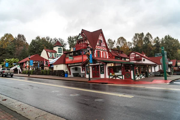 Helen, Gürcistan - 02 Kasım 2018: Tarihsel ikonik Helen köyü doğal görünümünü. Küçük turistik kopyasını alp köyde Bavyera: Georgia, Amerika Birleşik Devletleri.