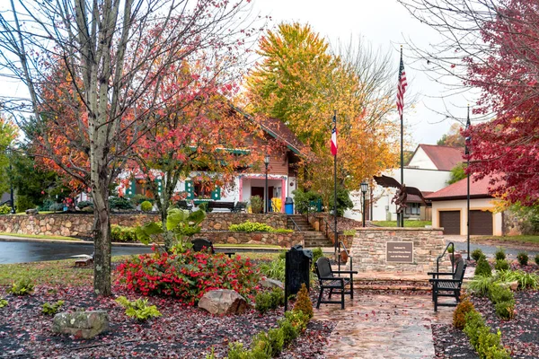 Helen, Gürcistan - 02 Kasım 2018: Tarihsel ikonik Helen köyü doğal görünümünü. Küçük turistik kopyasını alp köyde Bavyera: Georgia, Amerika Birleşik Devletleri.