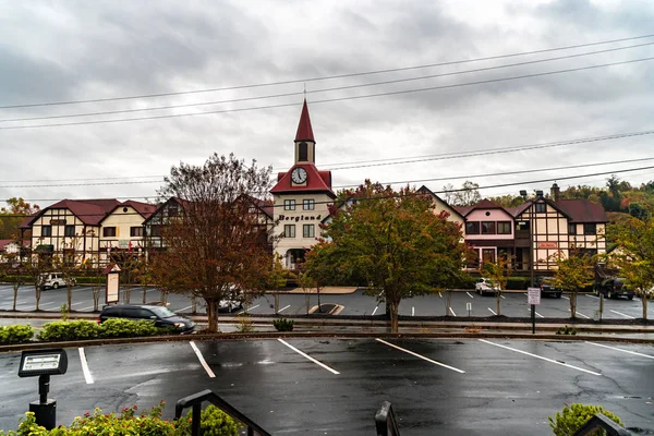 Helen, Gürcistan - 02 Kasım 2018: Tarihsel ikonik Helen köyü doğal görünümünü. Küçük turistik kopyasını alp köyde Bavyera: Georgia, Amerika Birleşik Devletleri.