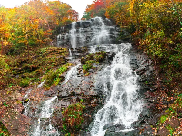 アミカローラ州立公園 ジョージア州 アメリカ合衆国で風光明媚な滝の眺め 大きな秋の木々 の中で高いところから水が流れてください — ストック写真