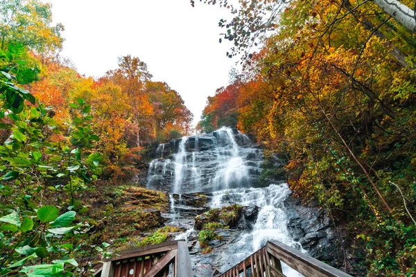 アミカローラ州立公園 ジョージア州 アメリカ合衆国で風光明媚な滝の眺め 大きな秋の木々 の中で高いところから水が流れてください — ストック写真