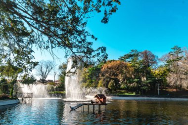 Küçük bir göl ve çevresinde renkli ağaçlar ile doğal sonbahar görünümü.