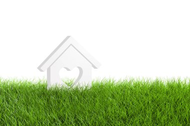 Ev modeli simgesi kalp şeklinde yeşil çim sahada