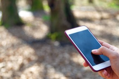 Telefon ile siyah ekran açık tutan el