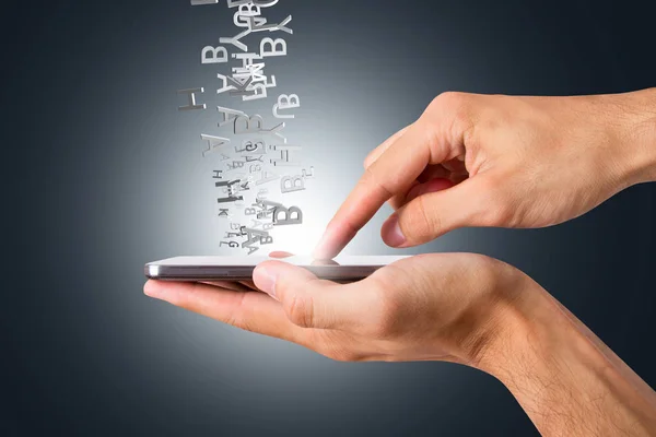 Ręka gospodarstwa i dotykając inteligentny telefon z literą alfabetu Flyin — Zdjęcie stockowe