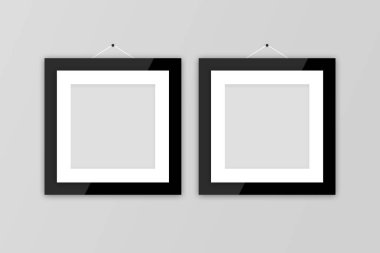 Gri Duvarda Boş Fotoğraf Çerçeveleri