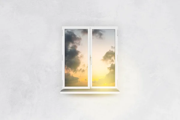 Weißes Fenster und wolkenverhangener Himmel auf Grunge-Wand — Stockfoto