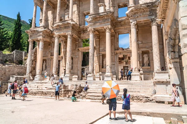 Efesus starověké město s historickou knihovnou Celsus — Stock fotografie