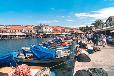 Balıkçı Tekneleri ile Phocaea Town