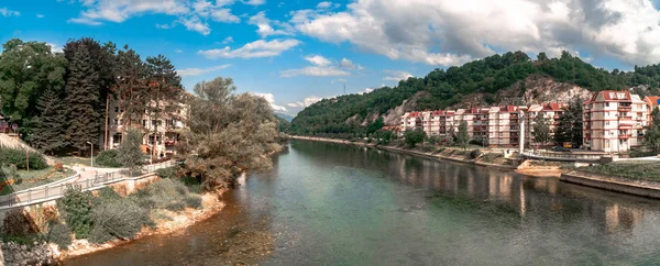 Rivière Neretva et maisons — Photo