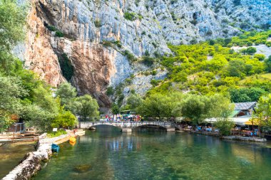 Nehir üzerinde Blagaj Köprüsü