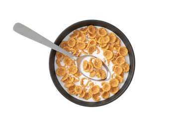 Yukardan görünen süt ve kaşıkla bir kase gevrek altın mısır gevreğinin üç boyutlu yorumlanması, beyaz arka planda izole edilmiş, klasik ve besleyici bir kahvaltıyı temsil ediyor, temiz ve minimal bir kompozisyonda..