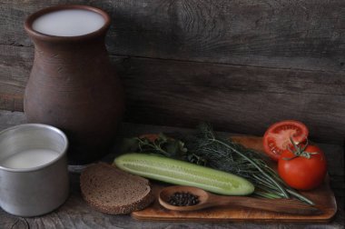 Taze sebze, marul, domates, salatalık ahşap arka plan görüntü