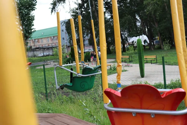 Yaz parkındaki boş atlıkarıncalar, cazibenin başlangıcı.