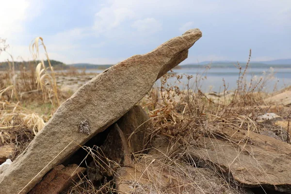 Gölün arka planındaki kuvars taşı mağaraya benziyor.