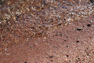 Bronz kadife kumsal ve temiz su yakın plan, kartpostal arka planı için kum dokusu