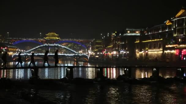 Fenghuang China Silhouette Bridge Crossing Night Lightshow Perfectly Timed River — Stock Video