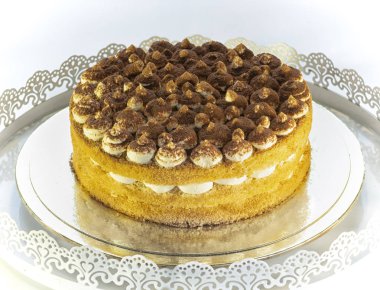 Beyaz arkaplanda büyük renkli doğum günü pastası