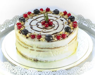 Beyaz arkaplanda büyük renkli doğum günü pastası