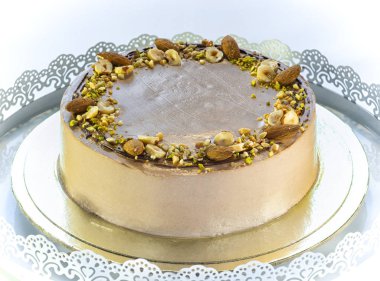 Beyaz arkaplanda büyük renkli doğum günü pastası