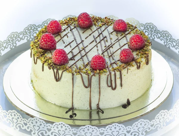 Beyaz arkaplanda büyük renkli doğum günü pastası — Stok fotoğraf