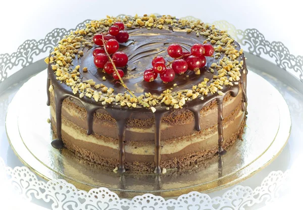 Beyaz arkaplanda büyük renkli doğum günü pastası — Stok fotoğraf