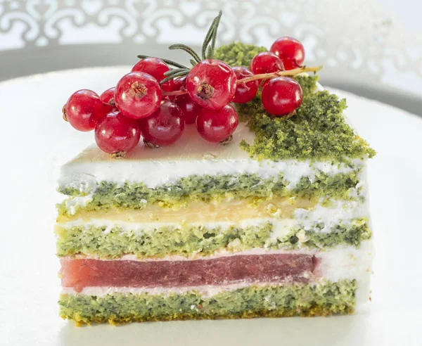 Triangular piece of cake on a plate on a white background — Stock Photo, Image