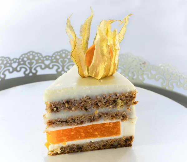 Pedazo de pastel triangular en un plato sobre un fondo blanco — Foto de Stock