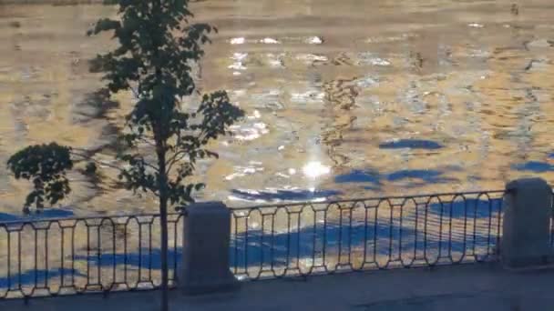 Güneşin Parlaklığı Nehir Suyuna Yansıyor Dökme Demir Bir Çitin Arkasında — Stok video