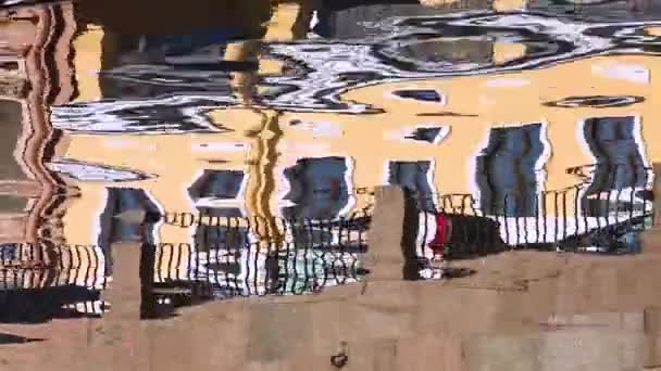 Zkreslený Odraz Žlutého Domu Říčních Vlnách Nábřeží Slunečním Svitu — Stock video