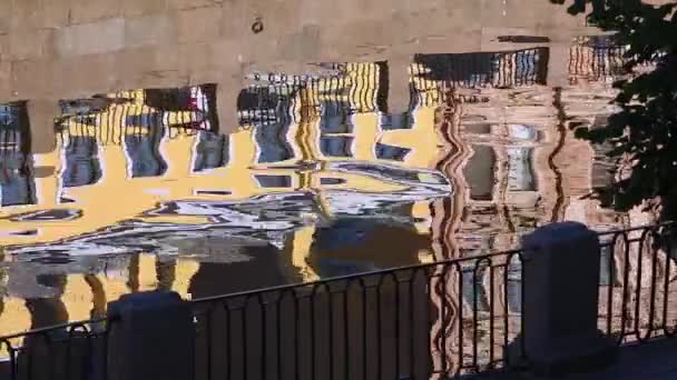 Nehirdeki Sarı Evin Çarpık Yansıması Sette Dalgalanıyor Güneş Parlıyor — Stok video