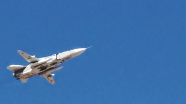 Rusya 'daki bir hava gösterisinde mavi gökyüzünde uçan askeri jet uçağı.